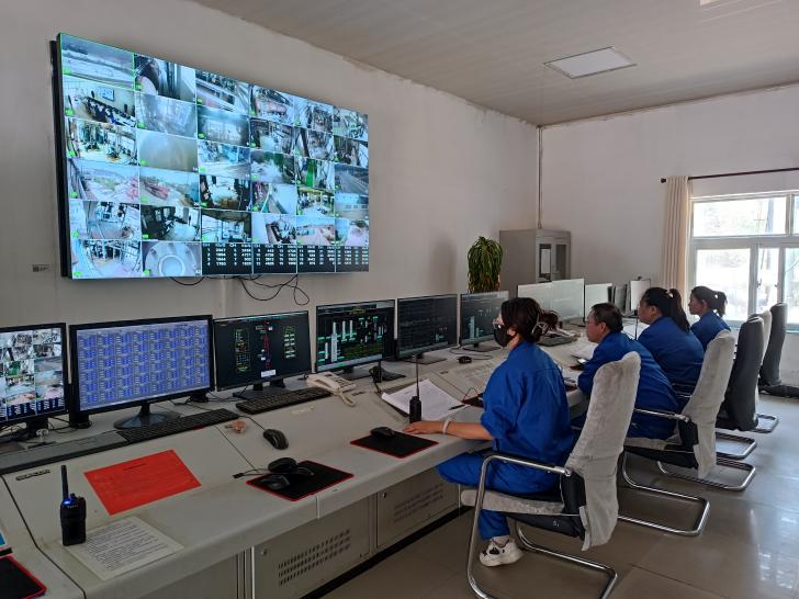 燒堿廠DCS崗位人員正在調(diào)節(jié)工藝參數(shù)